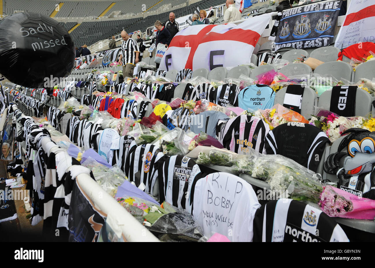 Soccer - Sir Bobby Robson Tributes - St James' Park. Fans pay their respects amongst the tributes left for Sir Bobby Robson at St James' Park, Newcastle. Stock Photo