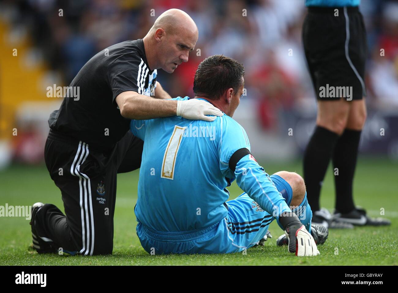 Newcastle United goalkeeper Steve Harper recieves treatment for a head ...