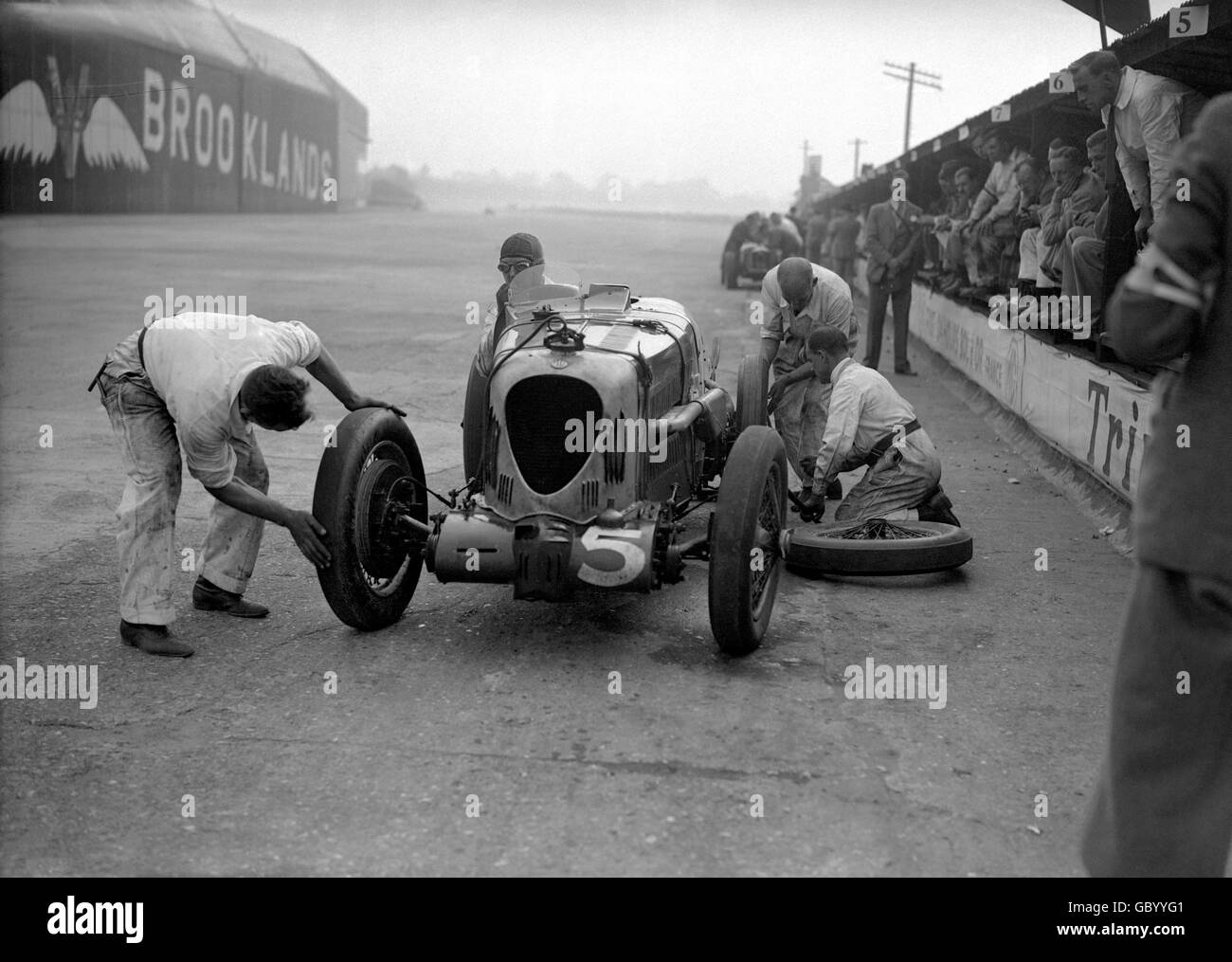 Billy Cotton and his MG in the pits during the 500 Mile Race at Brooklands. Stock Photo