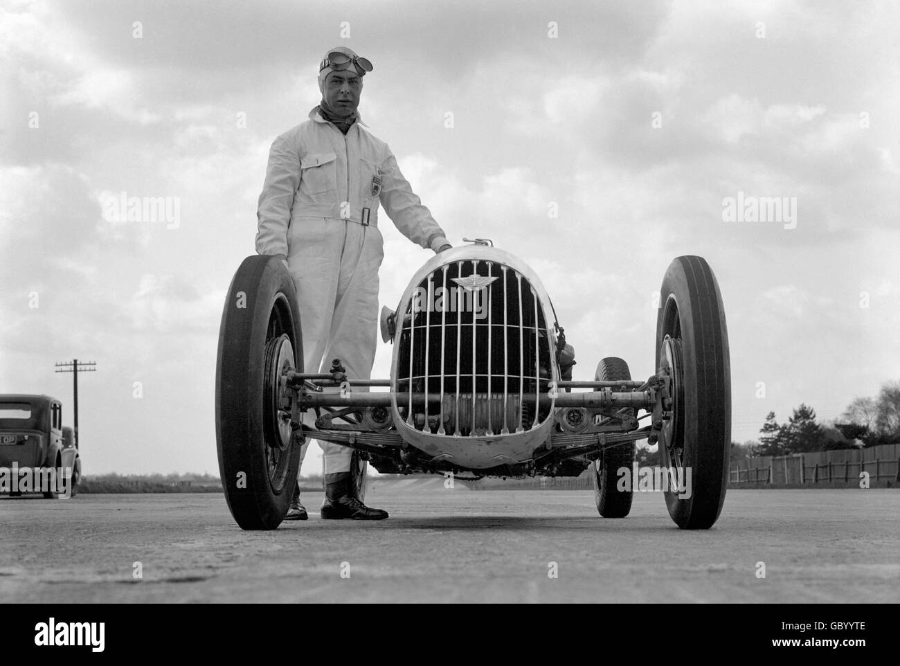 Motor Racing - Austin 1 Mile Record - Brooklands. Pat Driscoll next to his Austin 1 mile record breaker at Brooklands. Stock Photo