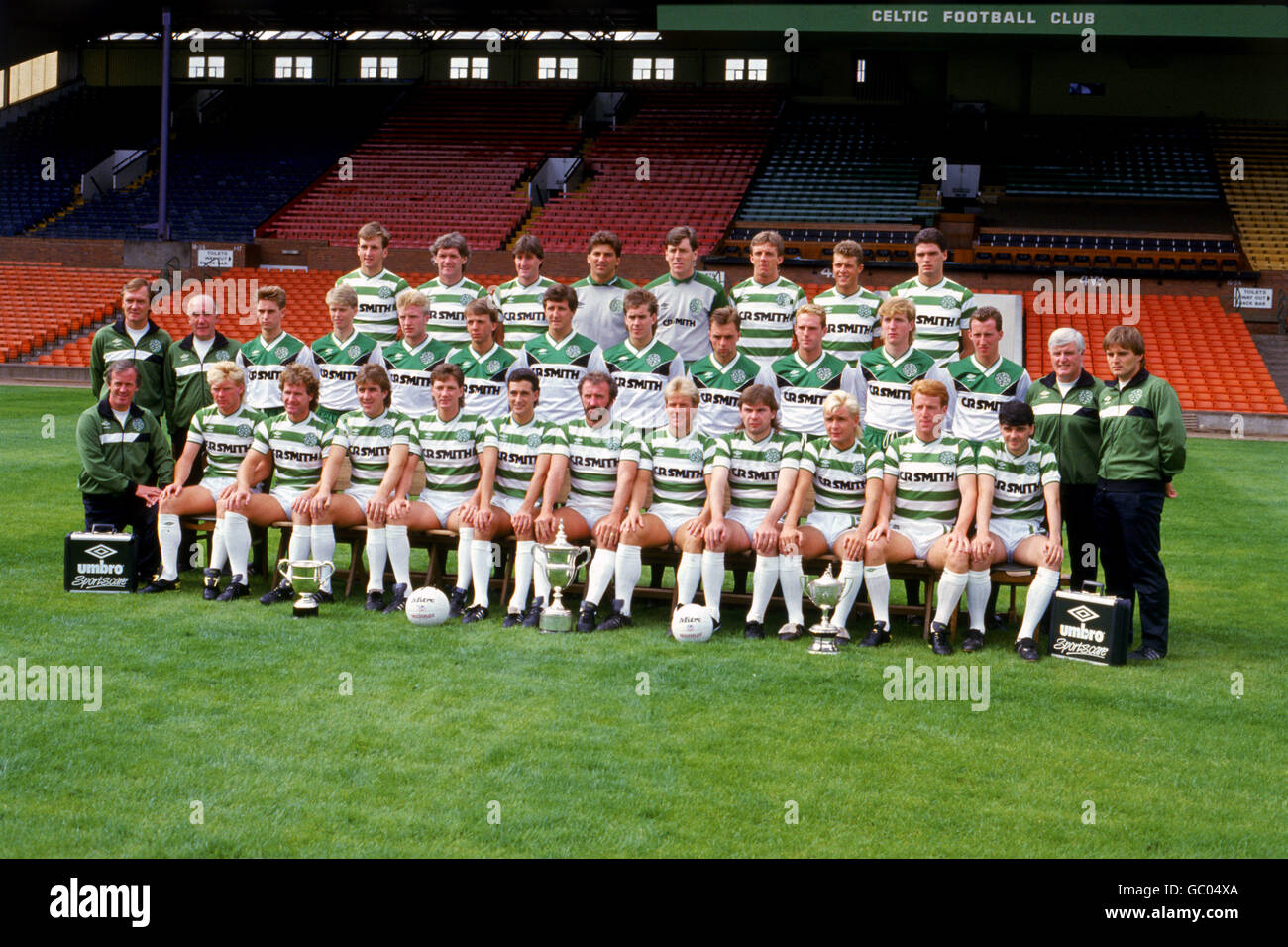 Celtic squad 1986-87: (back row, l-r) Lex Baillie, Roy Aitken, Alan McInally, Peter Latchford, Pat Bonner, Pierce O'Leary, Derek Whyte, Paul McGugan; (middle row, l-r) manager David Hay, Jim Steel, Mark Smith, John Traynor, Tony Shepherd, Dougie McGuire, Ronnie Coyle, Paul Chalmers, Sandy Fraser, Steve Kean, Anton Rogan, Brian McShee, John Kelman, Bryan Scott; (front row, l-r) Bobby Lennox, Mo Johnston, Davie Provan, Mark McGhee, Willie McStay, Paul McStay, Danny McGrain, Murdo MacLeod, Brian McClair, Peter Grant, Tommy Burns, Owen Archdeacon Stock Photo