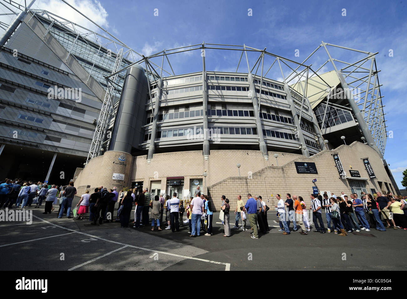 Thousands queue round at St James Park, the home of Newcastle United, to leave tributes to Sir Bobby Robson. Stock Photo