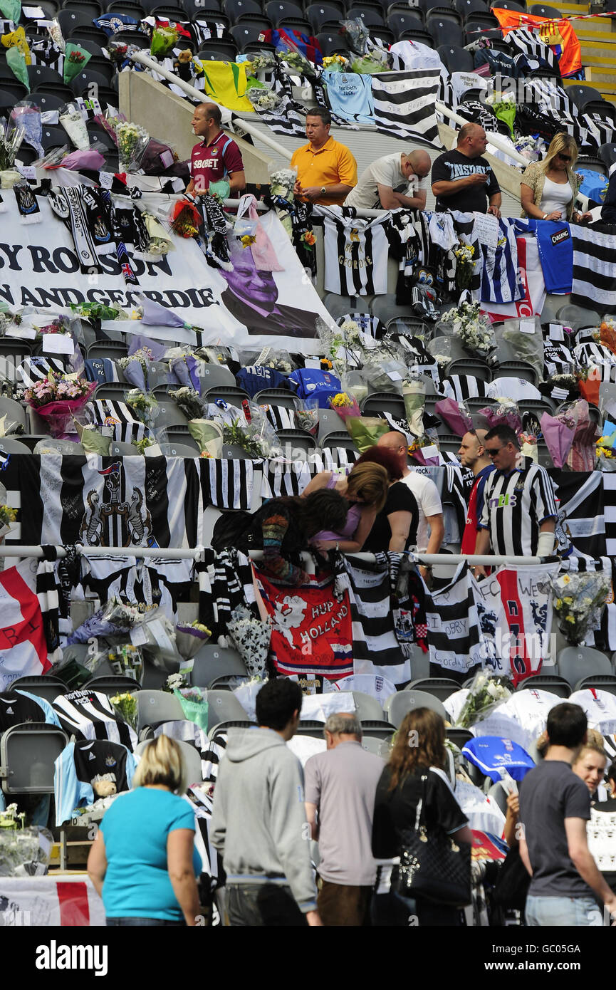 Thousands leave tributes in memory of Sir Bobby Robson at St James Park, the home of Newcastle United. Stock Photo