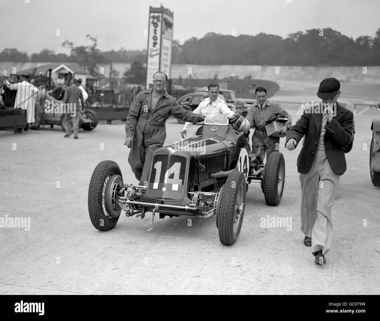 Motor Racing - JCC 200 Mile Race - Brooklands. Billy Cotton pushing pushing his car at the start of the JCC 200 Mile Race at Brooklands. Stock Photo