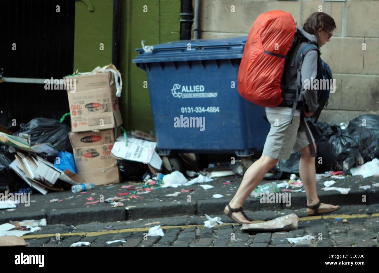 Rubbish lining the streets of Edinburgh as fans arrive for the start of the Edinburgh festivals. Stock Photo