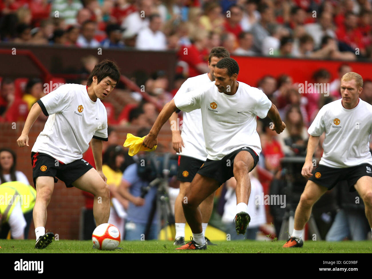 Manchester United's JiSun Park and Rio Ferdinand during the training