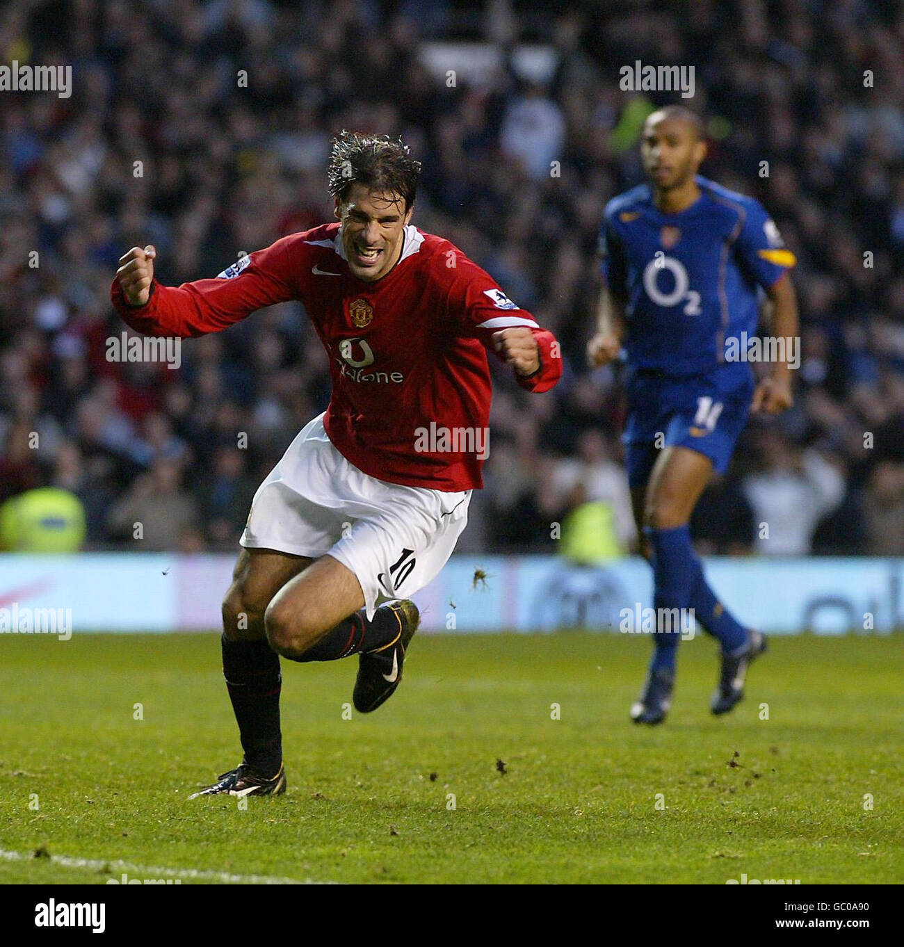 Manchester United's Ruud van Nistelrooy celebrates scoring the opening goal from the penalty spot Stock Photo