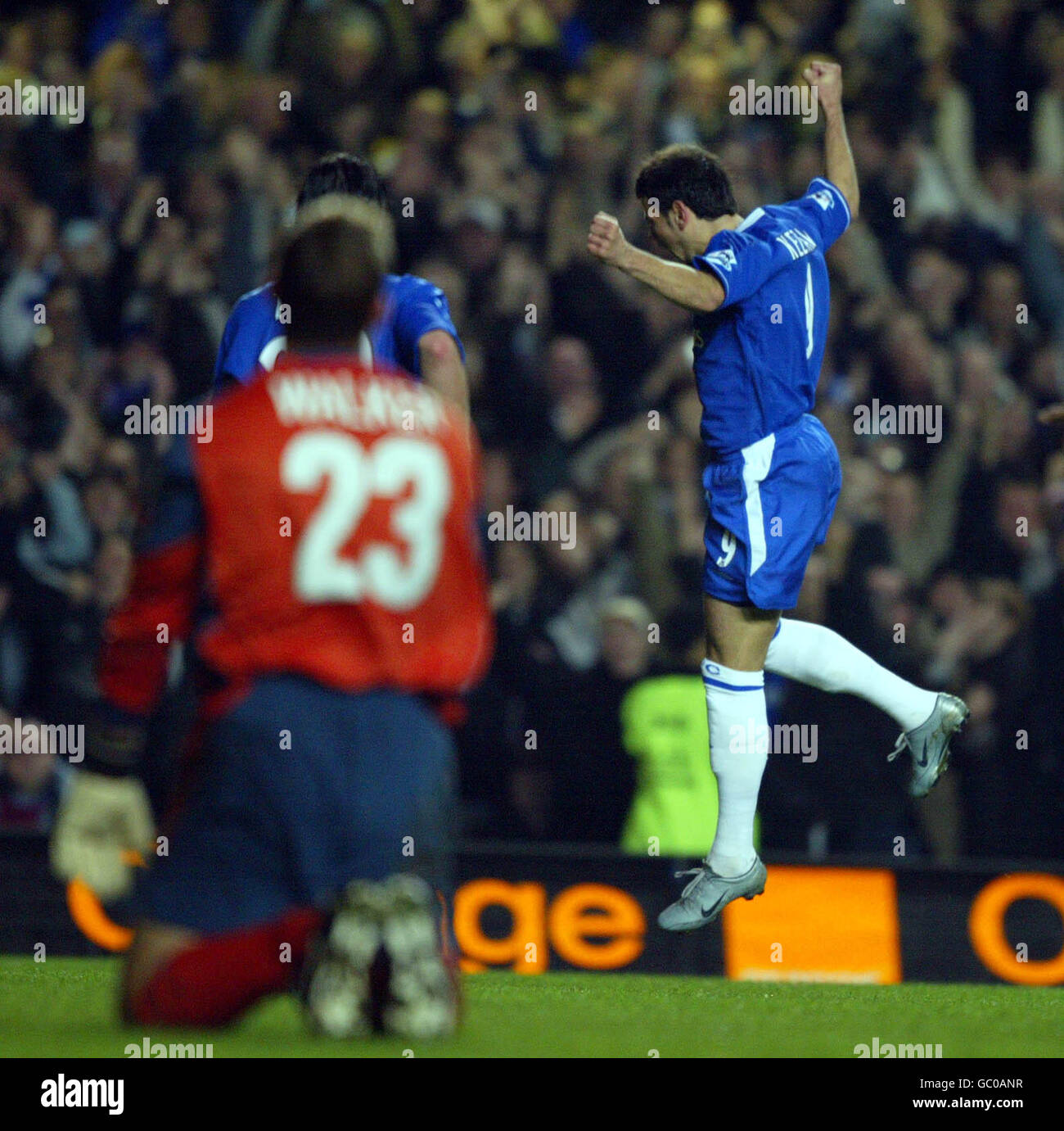 Soccer - Carling Cup - Third Round - Chelsea v West Ham United. Chelsea's Mateja Kezman (r) celebrates scoring the opening goal against West Ham United Stock Photo