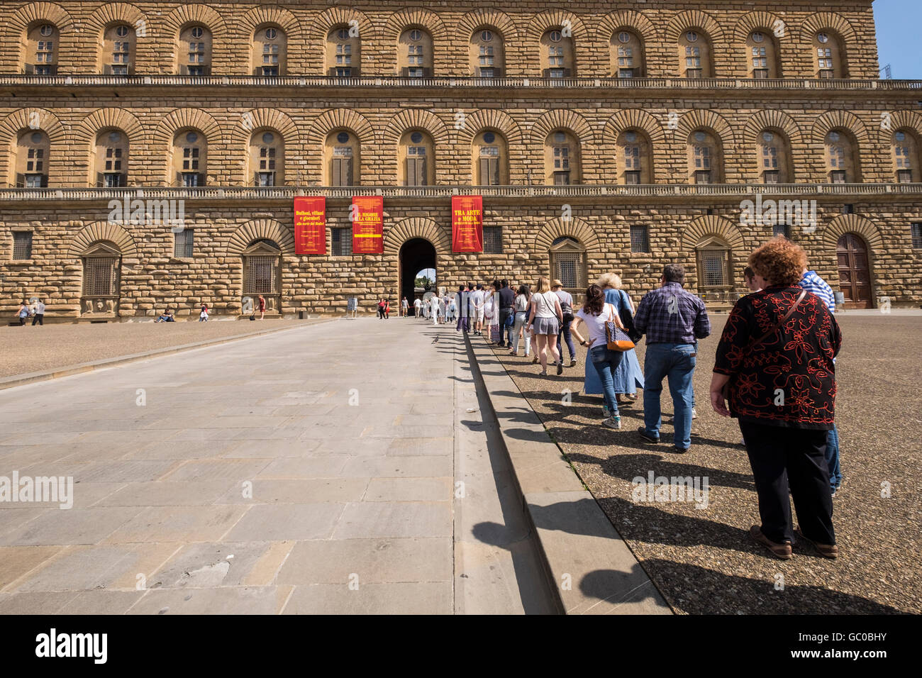 Queue of people to enter the Palazzo Pitti and Giardino di Boboli,  Florence, Tuscany, Italy Stock Photo - Alamy