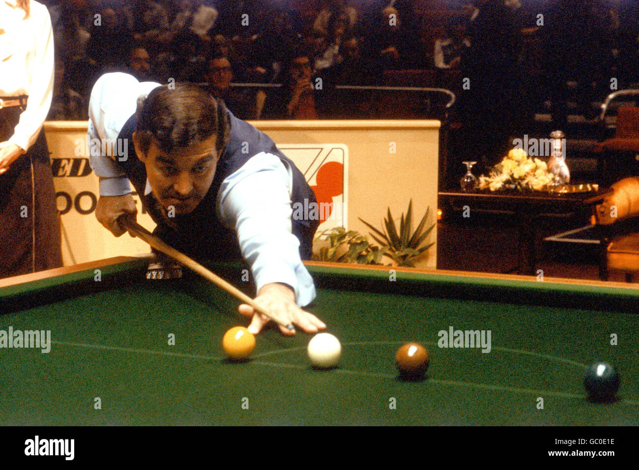 Snooker - Benson and Hedges Masters. Eddie Charlton lines up a shot Stock Photo