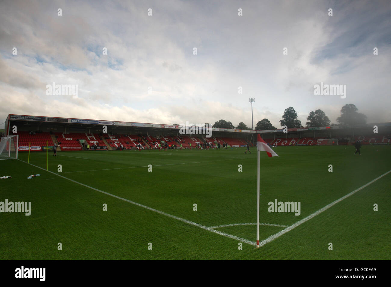Players warm up on the pitch prior to kick off hi-res stock photography ...