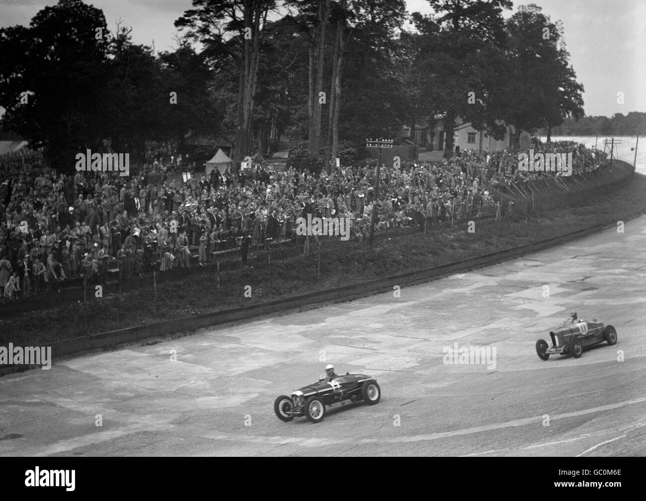 F.C Monkhouse (14) in an Amilcar, and Donald Letts (11) in an MG, on the Mountain Course at Brooklands. Stock Photo