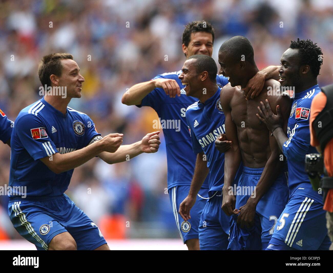 Salomon kalou and michael essien celebrate winning the community shield  hi-res stock photography and images - Alamy