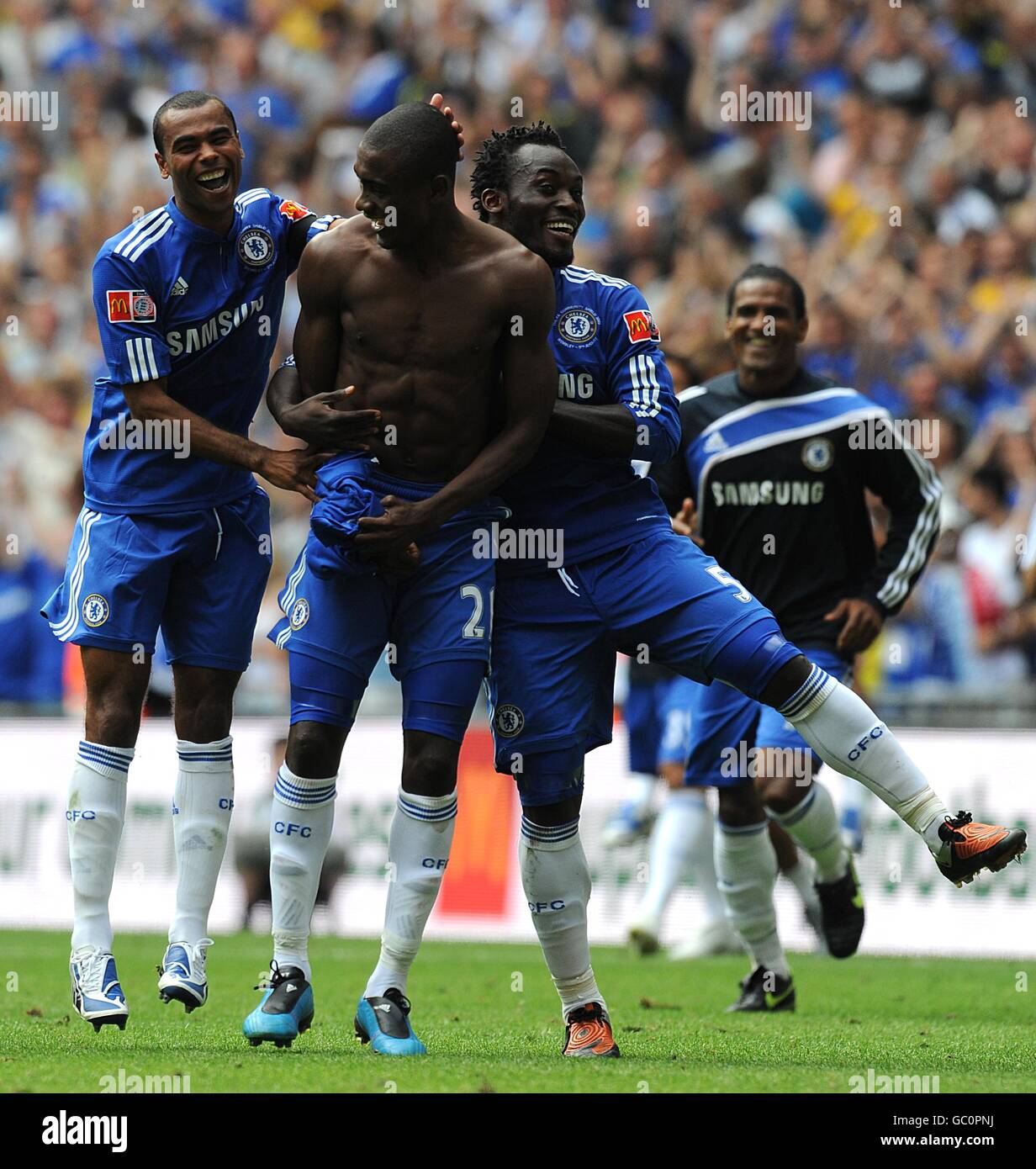 Chelsea's Salomon Kalou (second left) celebrates with his teammates after  scoring the winning penalty in the Community Shield Stock Photo - Alamy