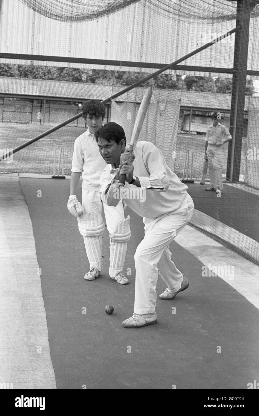 Khan Mohammad, Pakistan test cricketer, coaching 14 year old Robert Ayers from Ealing Grammar School in the nets, at the Rigley Cricket Foundation coaching course for boys from London schools. Stock Photo