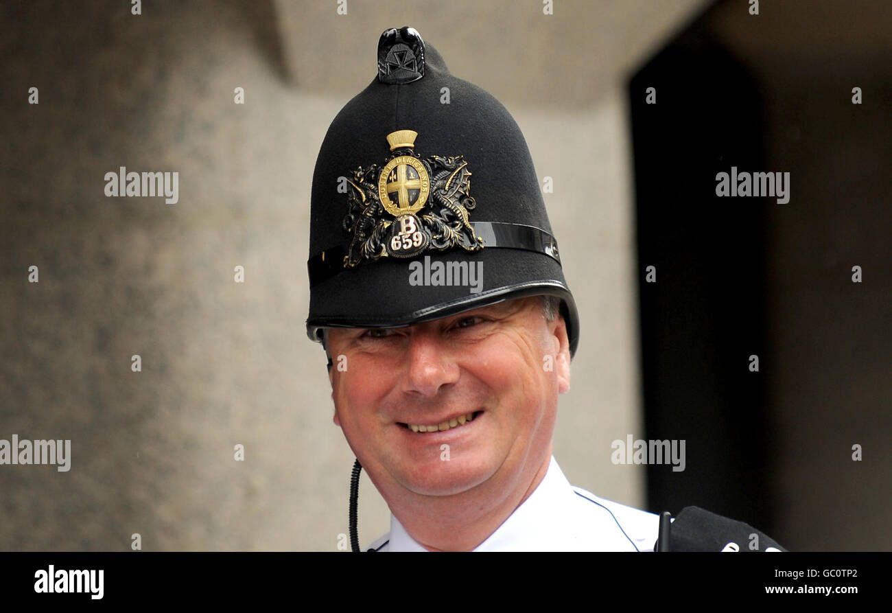 A City of London Police officer is seen outside the Old Bailey Stock Photo  - Alamy