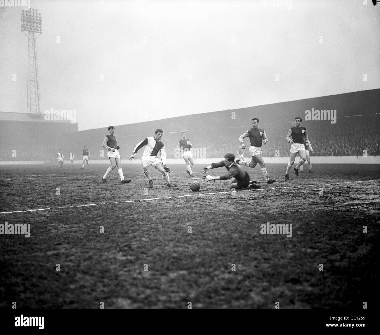 West Ham United goalkeeper Jim Standen (third r) dives at the feet of Blackburn Rovers' Andy McEvoy (second l), watched by teammates Martin Peters (l), Jack Burkett (third l), Ken Brown (second r) and John Bond (r) Stock Photo