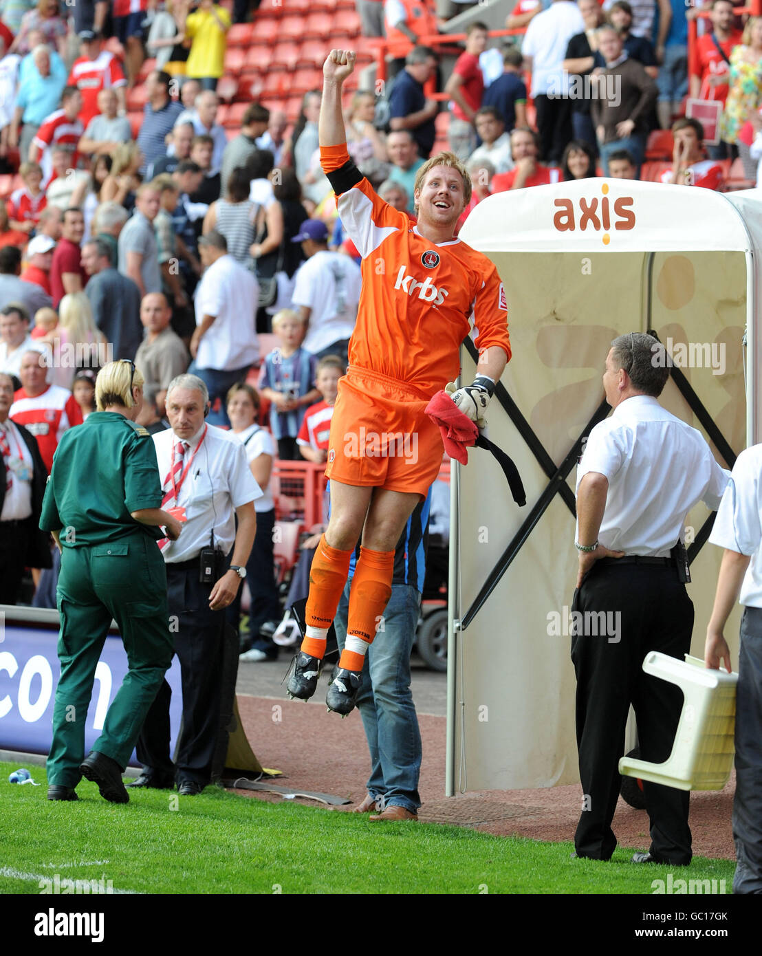 Charlton athletics rob elliot celebrates victory hi-res stock 