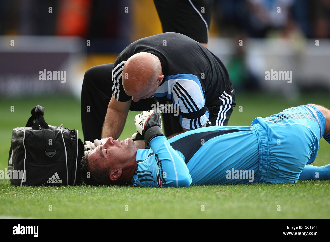 Newcastle United goalkeeper Steve Harper recieves treatment for a head ...
