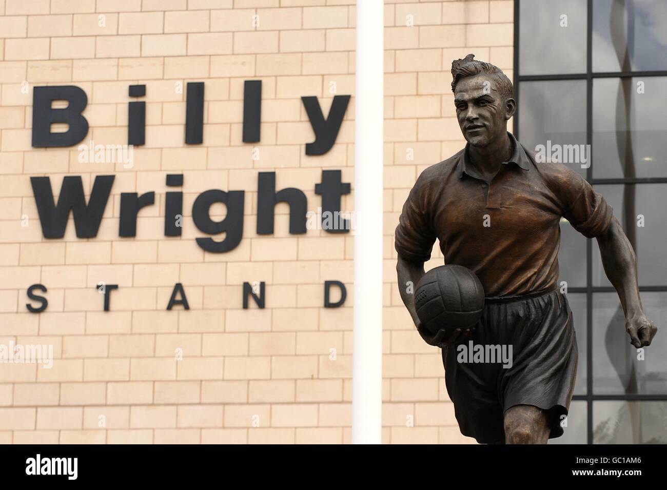 Soccer - Barclays Premier League - Wolverhampton Wanderers v West Ham United - Molineux. A statue of Wolves legend Billy Wright stands outside the stand named after him at Molineux Stock Photo