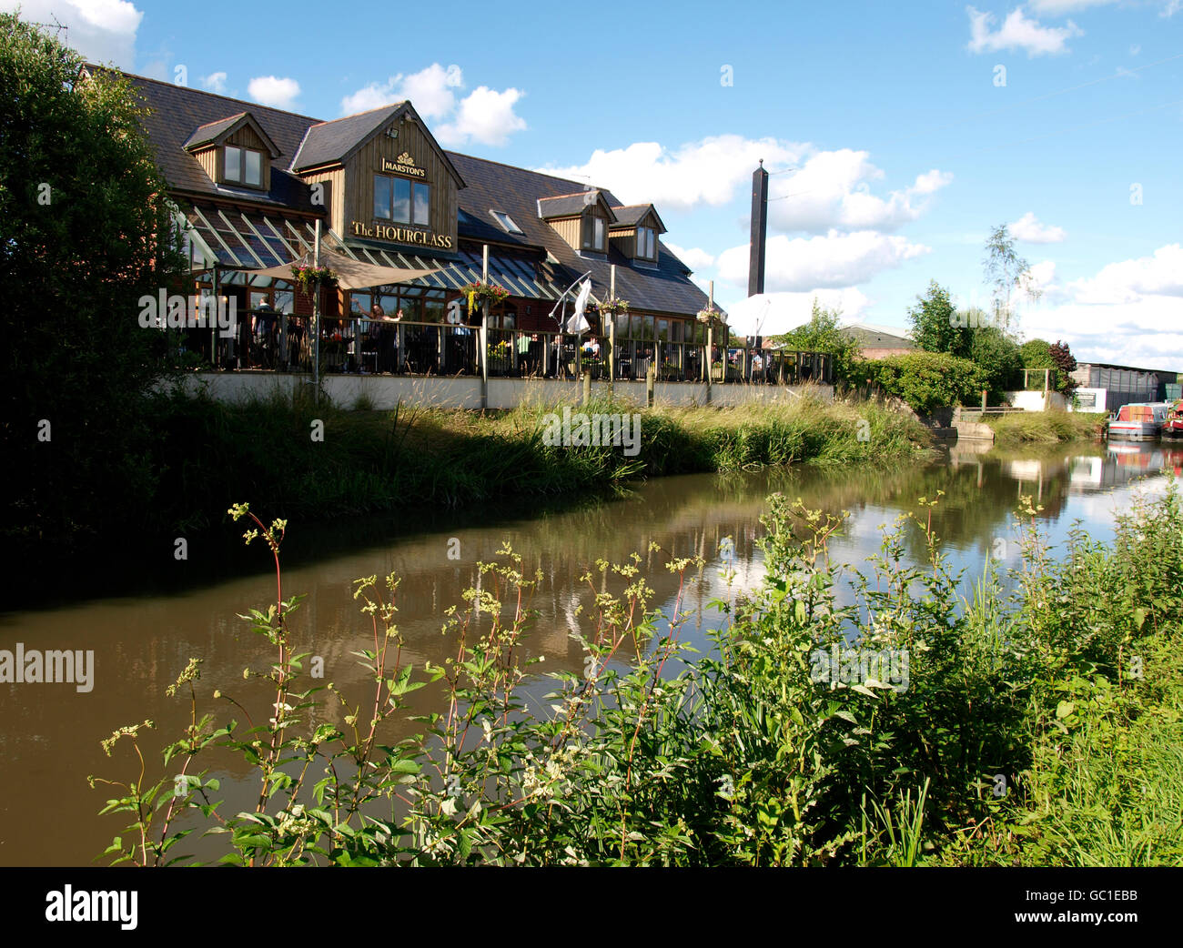 Marston's The Hourglass pub on the and Avon canal, at Devizes, Wiltshire, UK Stock Photo