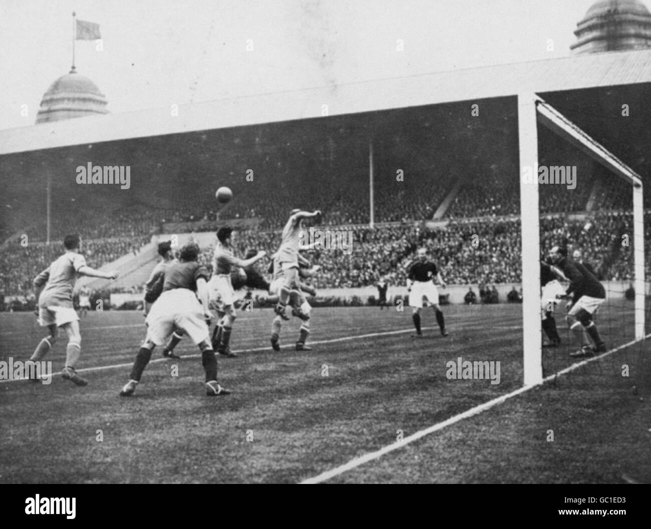 Wembley stadium twin towers Black and White Stock Photos & Images Alamy