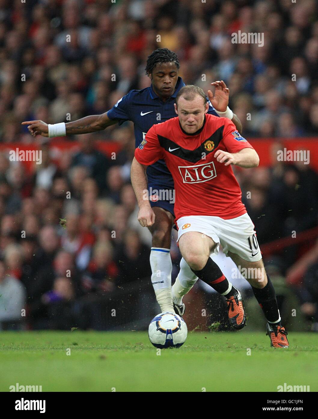 Soccer - Barclays Premier League - Manchester United v Arsenal - Old Trafford. Manchester United's Wayne Rooney bursts away from Arsenal's Alexandre Song Billong Stock Photo