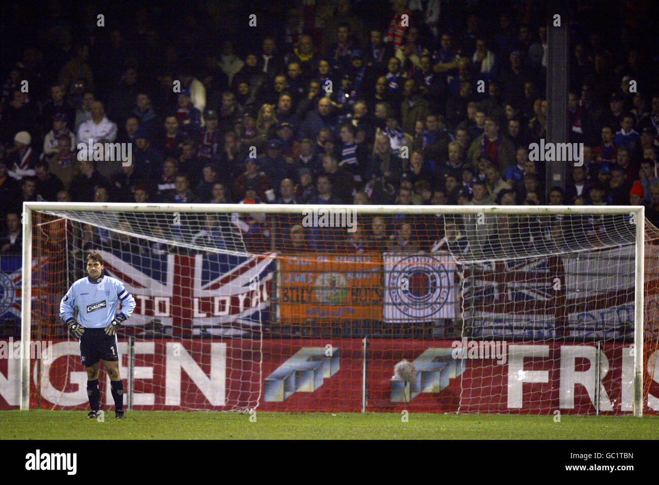 Soccer - UEFA Cup - Group F - AZ Alkmaar v Rangers. Rangers goalkeeper Stefan Klos stands dejected Stock Photo