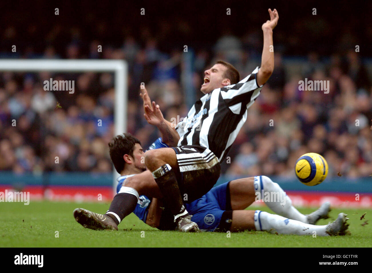 Soccer - FA Barclays Premiership - Chelsea v Newcastle United. Chelsea's Mateja Kezman tackles Newcastle United's Steven Taylor Stock Photo