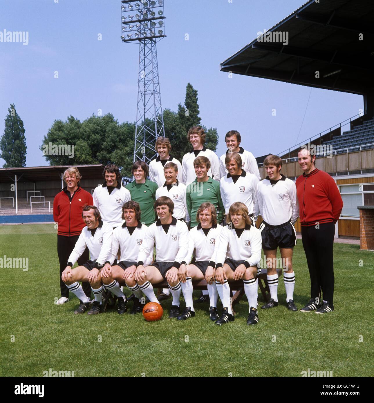 Hereford United Team Group. (top l-r) Clive Slattery, Mick McLaughlin and Tommy Taylor. (middle row l-r) John Barnwell (assistant manager), Ken Mallender, David Icke, Colin Tavener, Fred Potter, Alan Jones, Roger Griffiths and Peter Isaac (trainer). (front row l-r) Brian Owen, Ivan Hollett, Colin Addison (player managers), George Johnston and Trevor Jones. Stock Photo