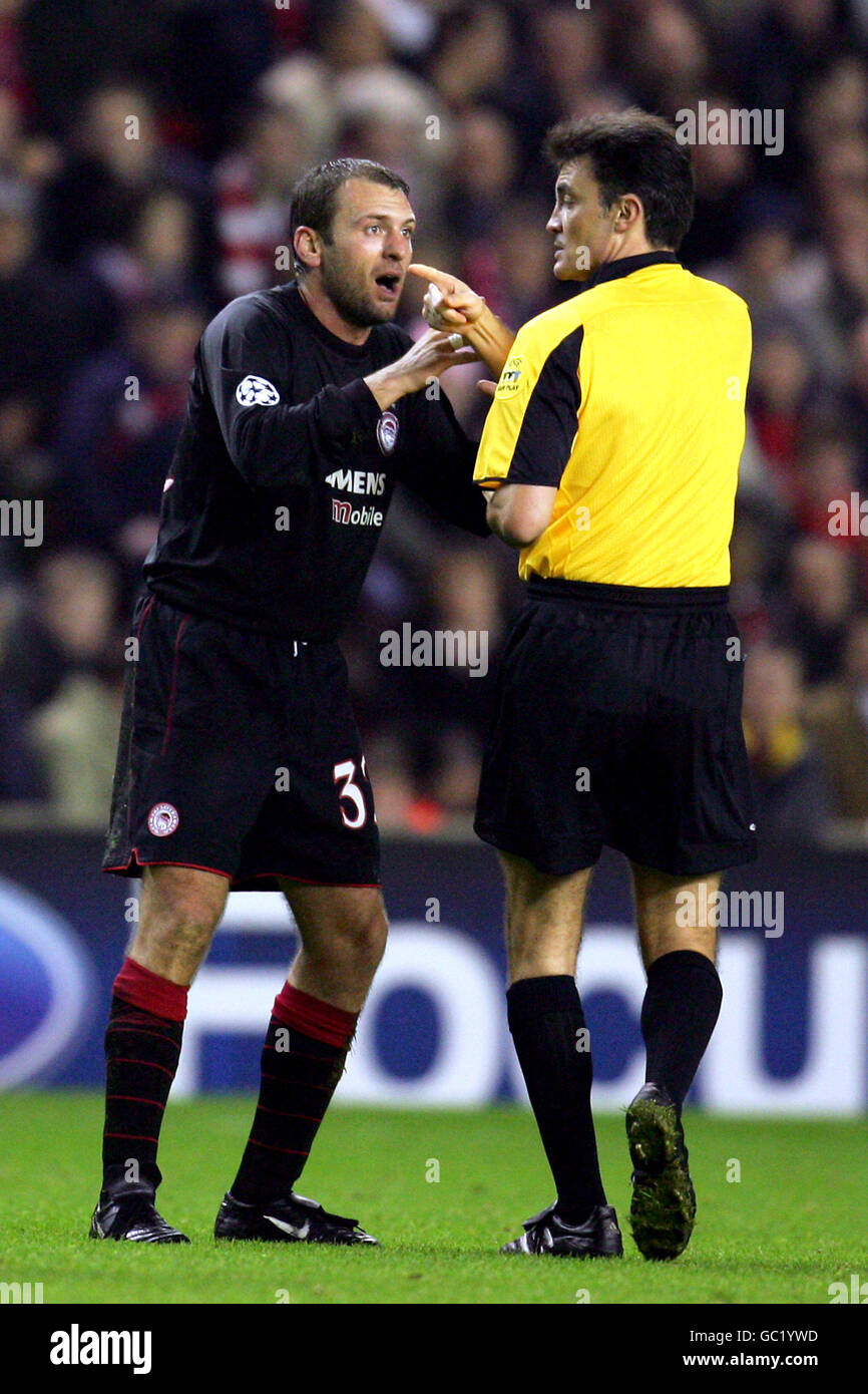 Olympiakos' Georgios Anatolakis (l) argues with referee Manuel Mejuto  Gonzalez (r Stock Photo - Alamy