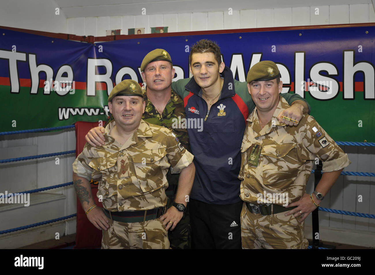 British and Commonwealth Light-Heavyweight Champion Nathan Cleverly, who defends his commonwealth title at Belfast's Odyssey Arena on October 9, is pictured with soldiers from the Royal Welsh Regiment at his gym in Bargoed, Wales, as Nathan shows his support for The Royal Welsh and the great job they are doing by fully endorsing 'The Soldiers Charity' and wearing the 'Support the Royal Welsh in Afghanistan' wrist band. Stock Photo