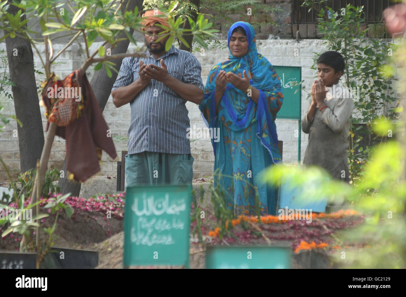 Lahore, Pakistan. 05th July, 2016. Pakistani Muslims visit graveyards ...