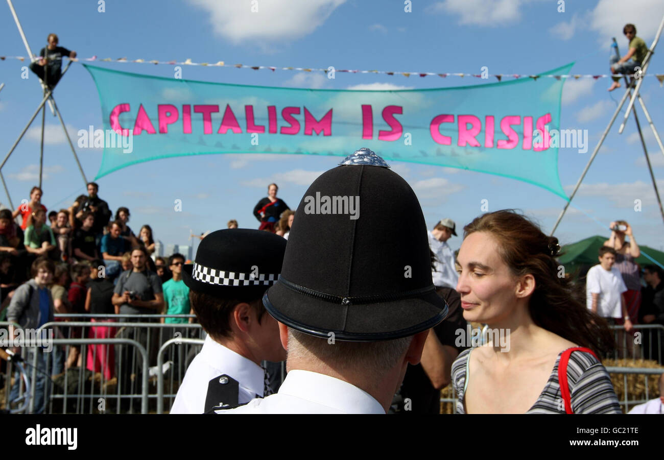Climate camp. Police officers speak with protesters at the climate camp, on Blackheath, in south east London. Stock Photo