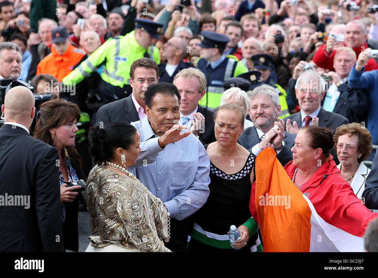 Boxing legend Muhammad Ali (centre) with his wife Lonnie Ali (right  pointing) and daughter Hana (left) in Ennis Co.Clare Ireland unveiling the  plaque on Turnpike Road to his ancestors after he was