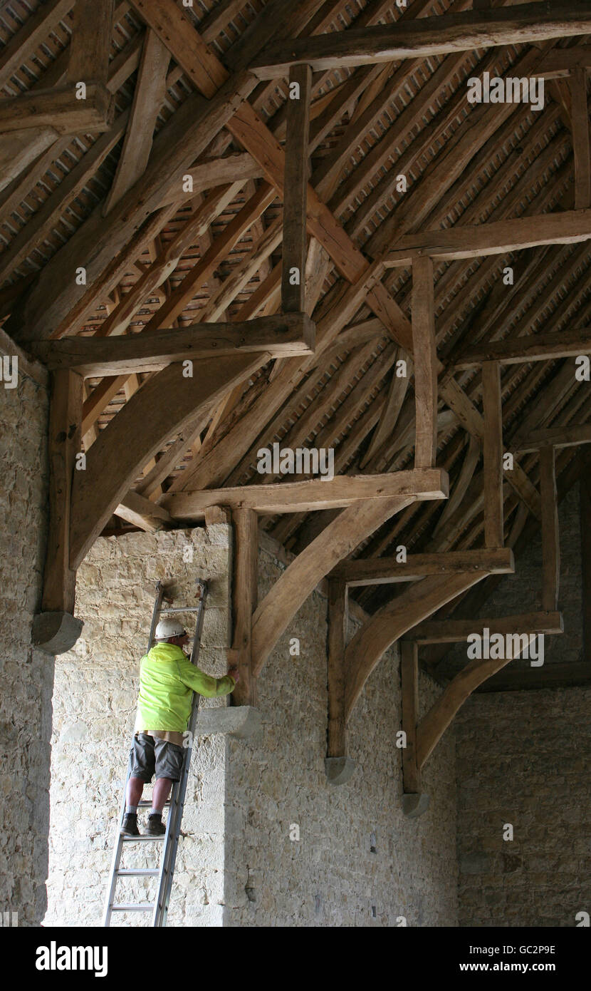 Restoration of Elizabethan barn Stock Photo - Alamy