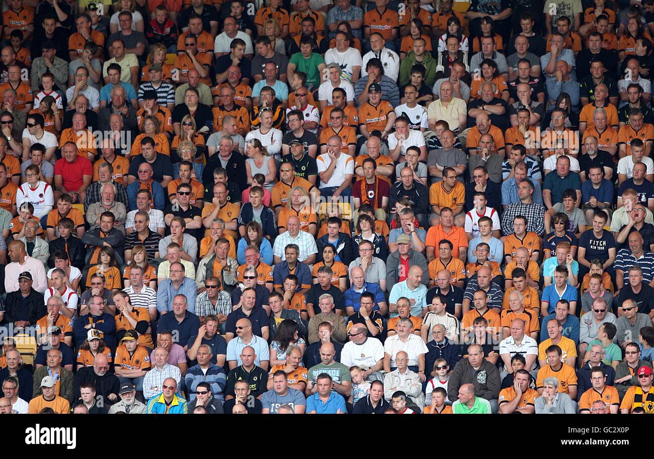 Soccer - Barclays Premier League - Wolverhampton Wanderers v Fulham - Molineux. Wolverhampton Wanderers fns watch the action from the stands Stock Photo