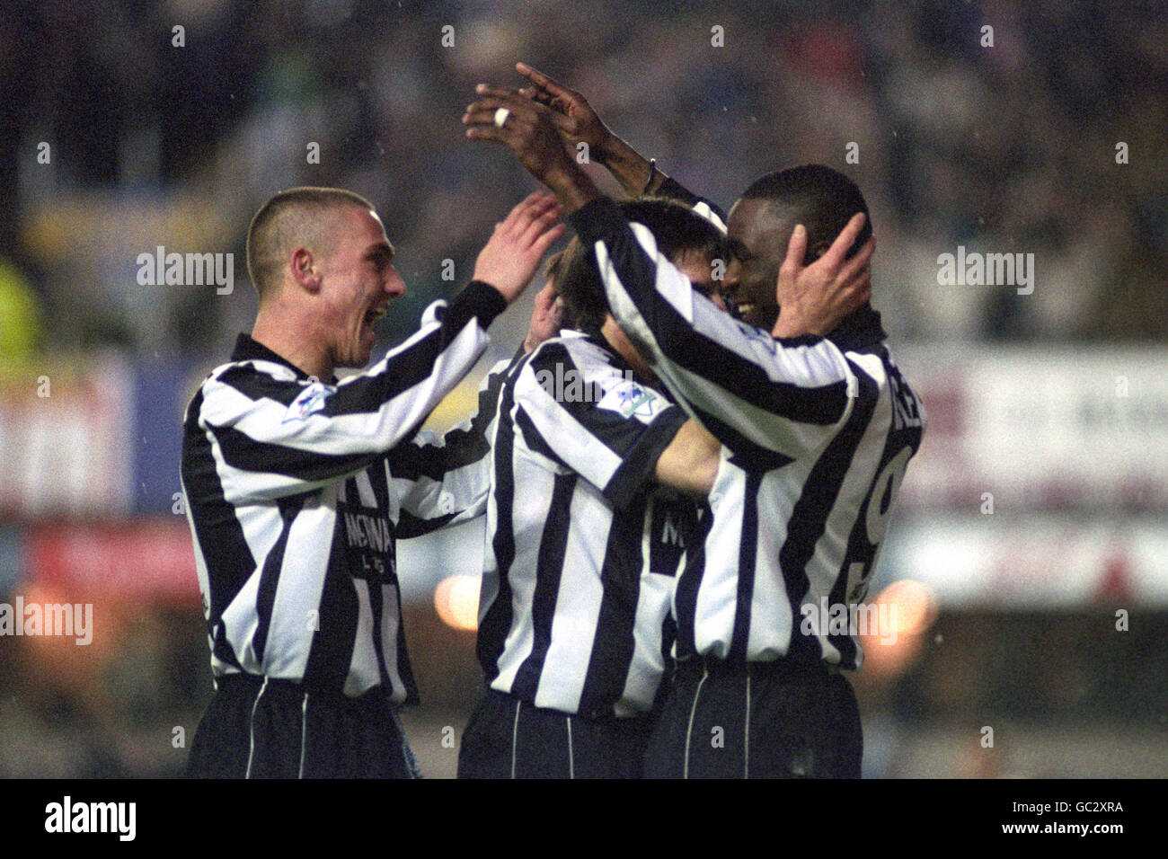 ANDY COLE NEWCASTLE UNITED CELEBRATES WITH LEE CLARK (left) & PETER BEARDSLEY AFTER 1st GOAL v LIVERPOOL Stock Photo