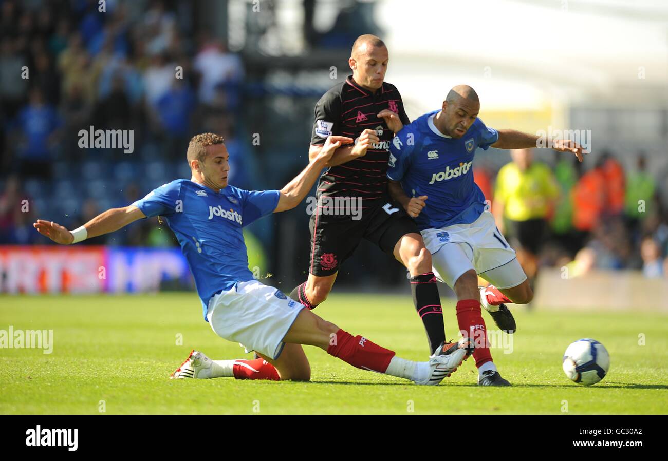 Soccer - Barclays Premier League - Portsmouth v Everton - Fratton Park. Everton's Johnny Heitinga (centre) is challenged by Portsmouth's Hassan Yebda (left) and Anthony Vanden Borre (right) Stock Photo