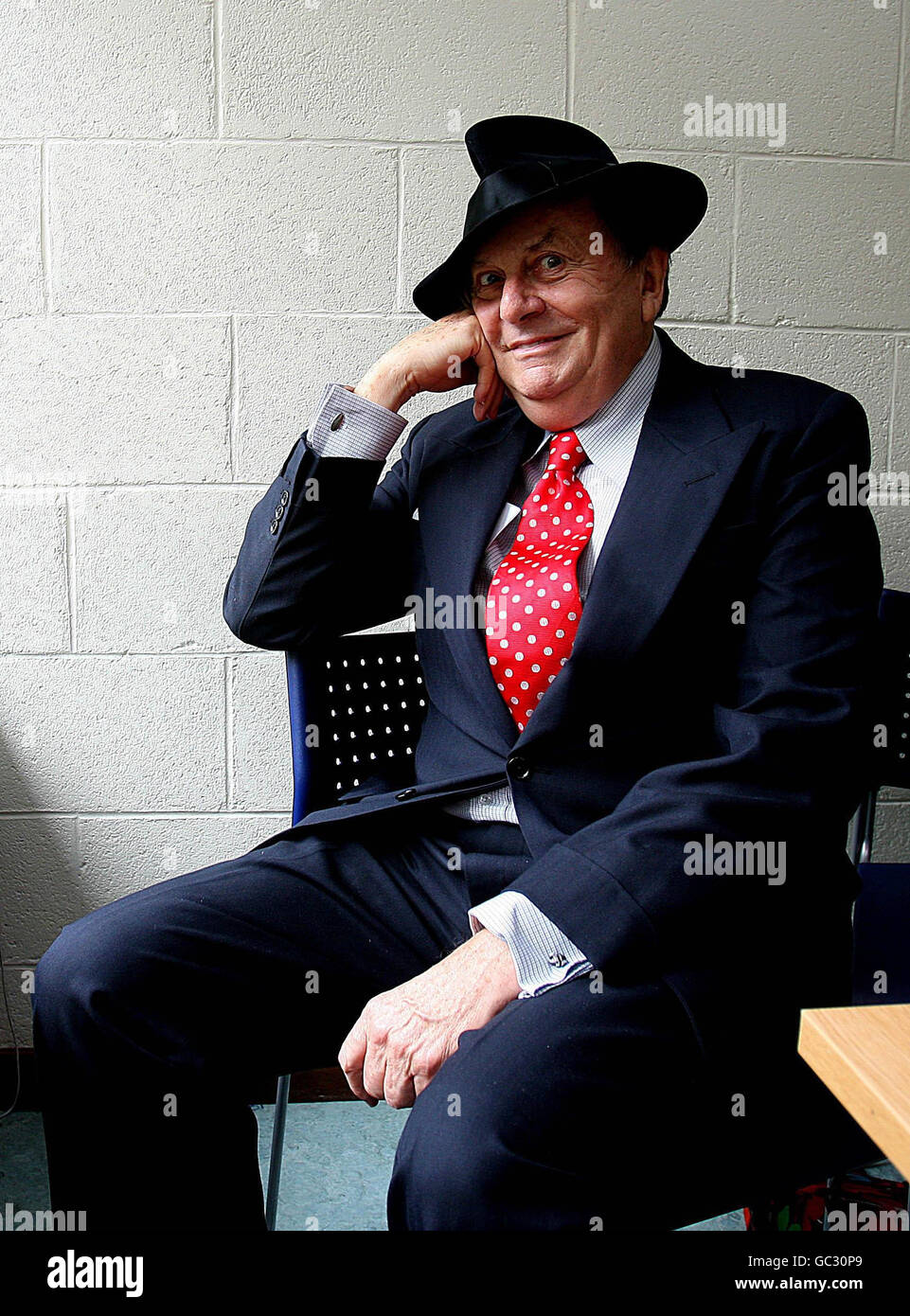 Dame Edna Everage Aka Barry Humphries Enjoys A Cup Of Tea In Ucd Dublin Before Receiving The James Joyce Award From The Ucd Literary Historical Society Stock Photo Alamy