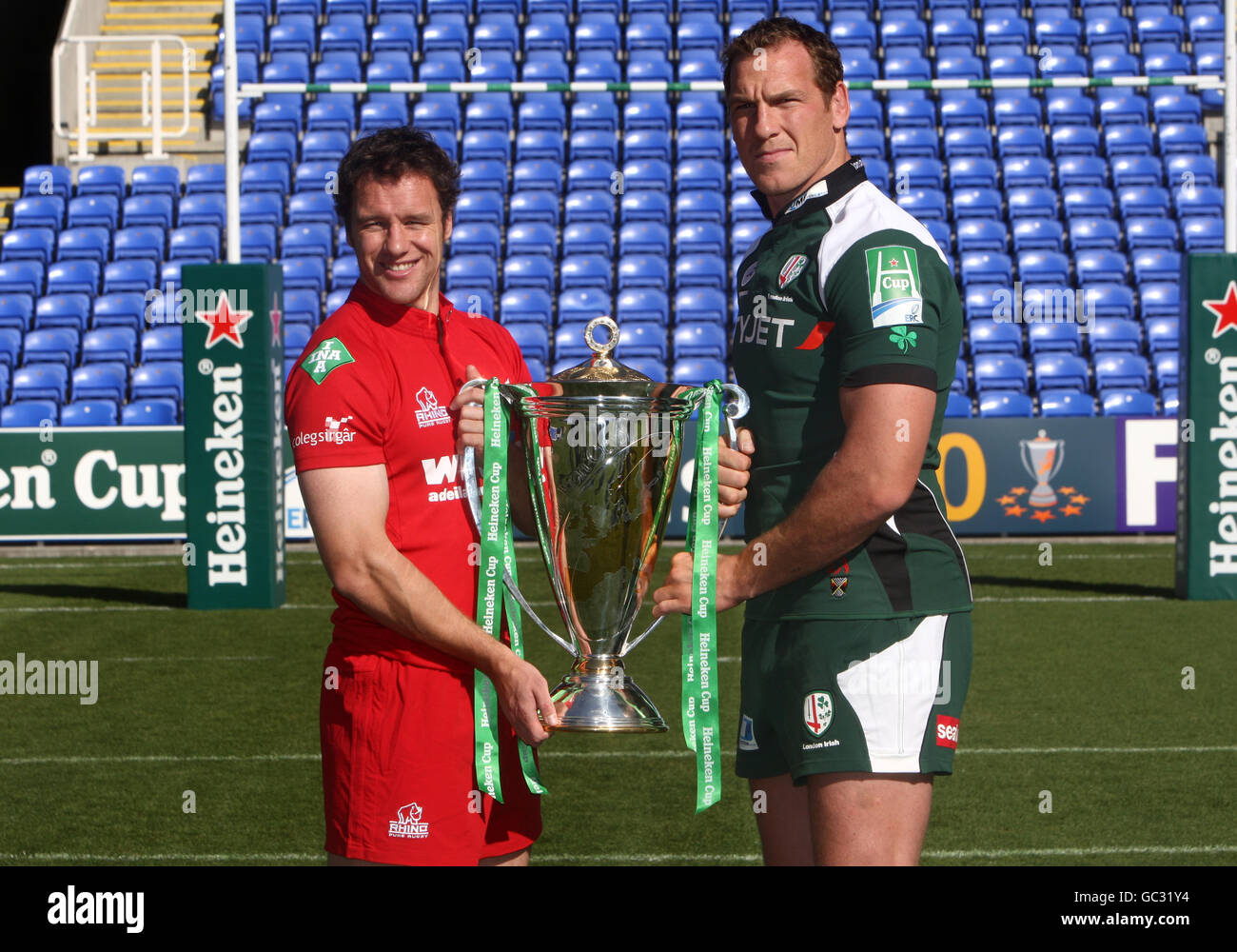 (left to right) Mark Jones (Llanelli Scarlets) and Bob Casey (London