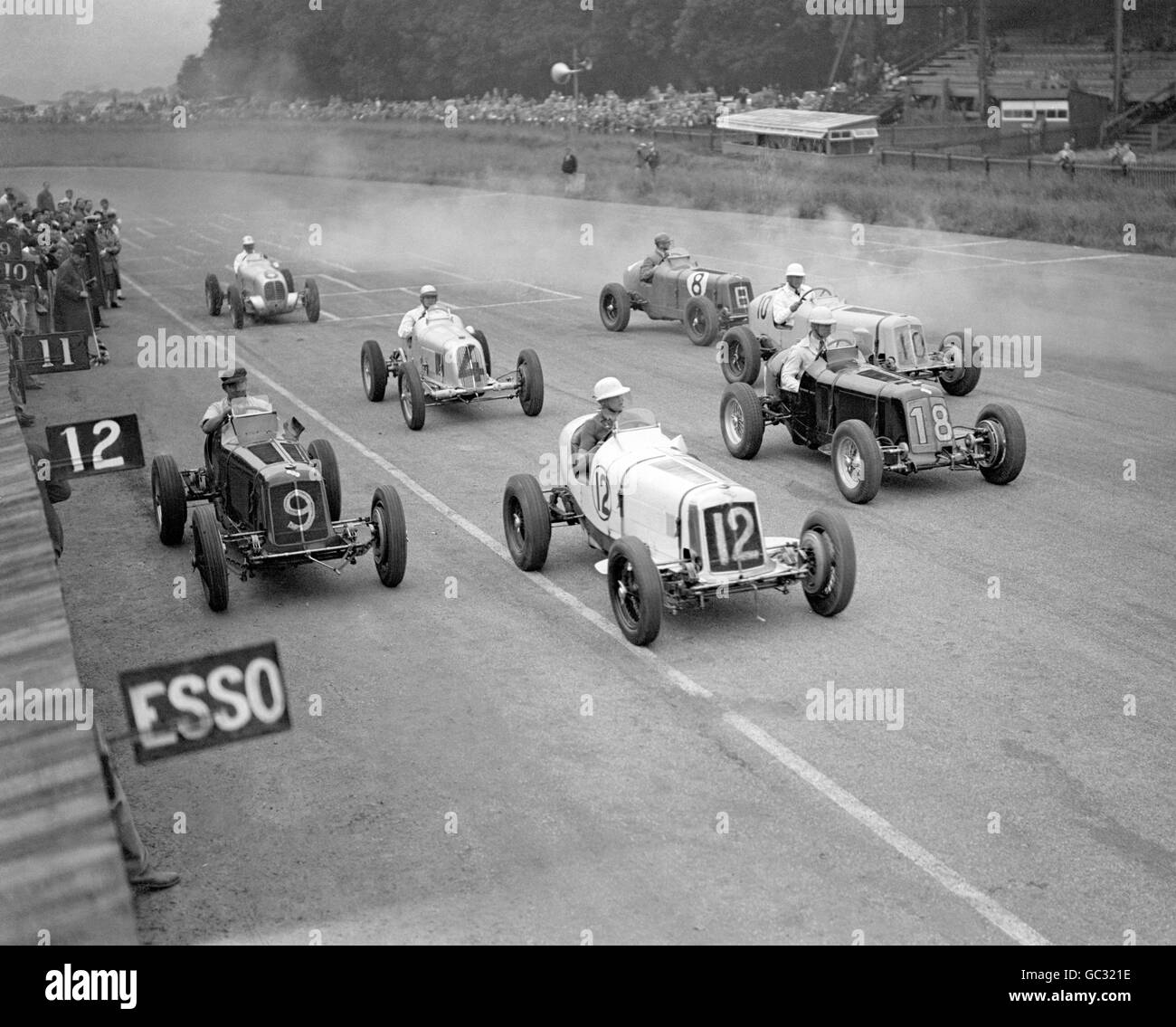 Motor Racing - Nuffield Trophy - Donington Park. The Nuffield Trophy race kicks off at Donington Park as the competitors jostle for position Stock Photo