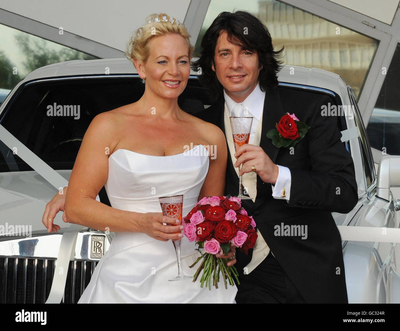 Green White Bridal Bouquets\u200b Artificial Rose – Rinlong Flower, image size:1300x1076