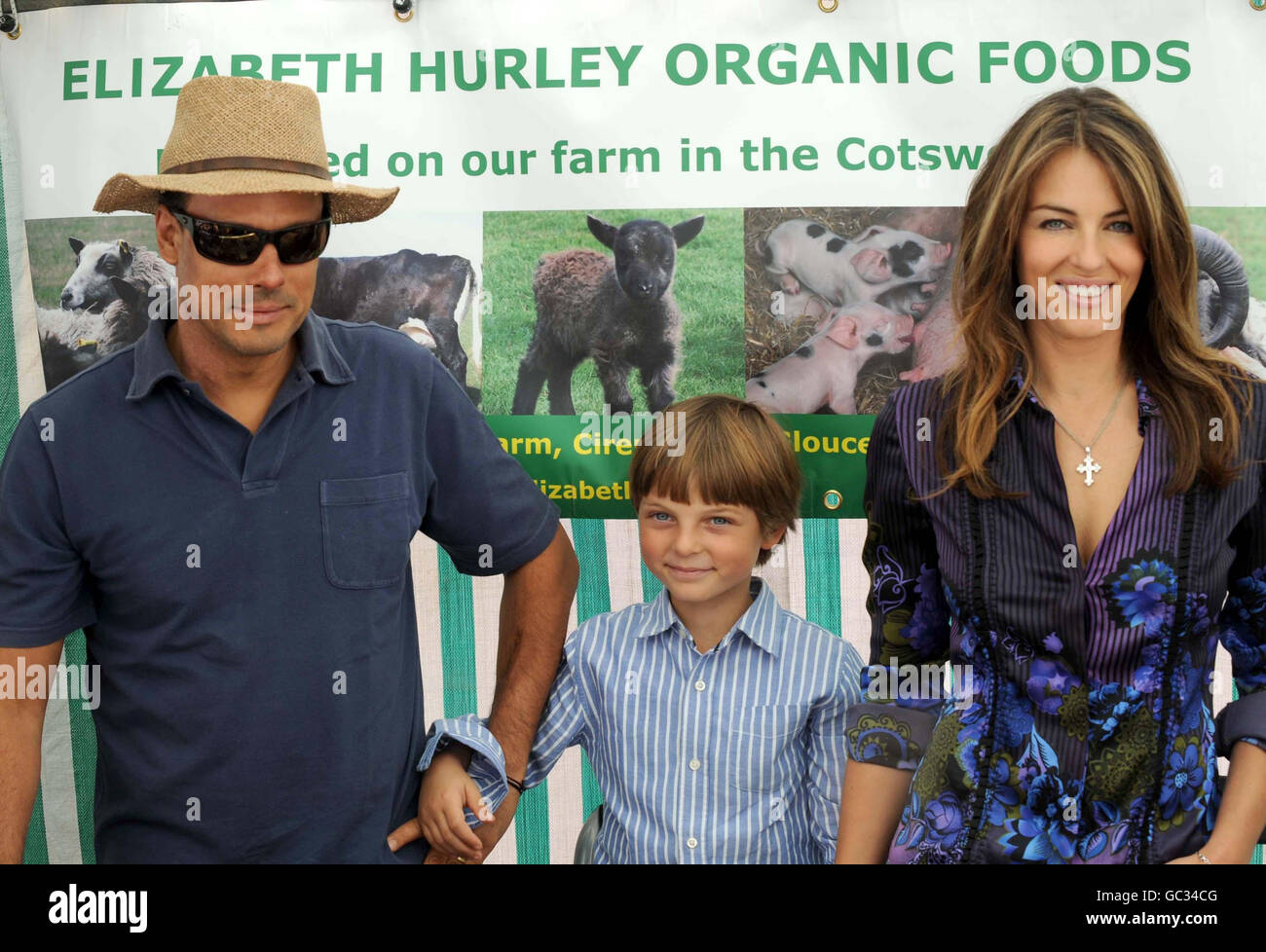 Elizabeth Hurley with husband Arun Nayar and son Damian, 7, promoting her organic food range, Elizabeth Hurley Foods, on a stall at Cirencester Farmers Market. Stock Photo