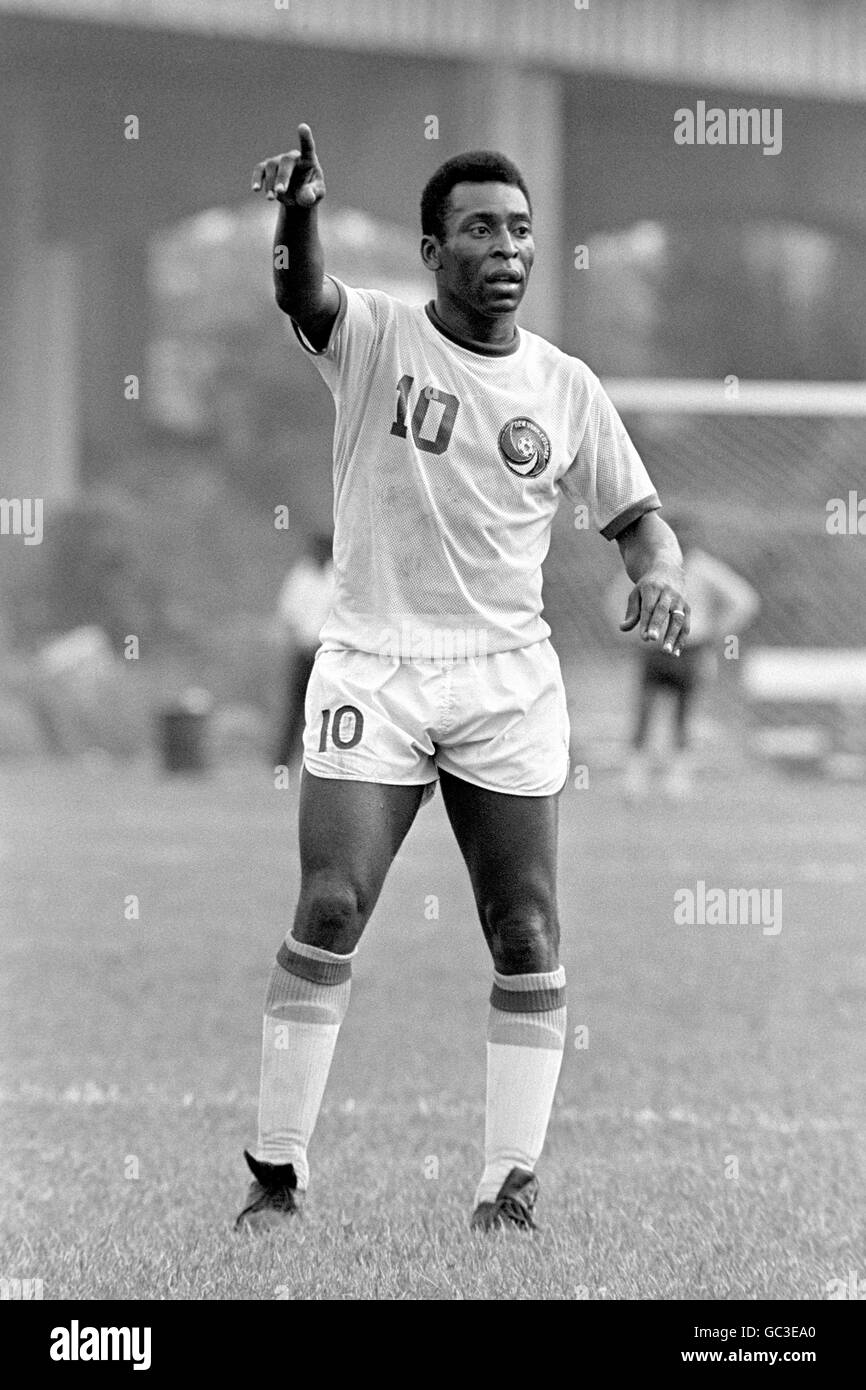 American Soccer - Exhibition Match - Dallas Tornado v New York Cosmos. Pele playing for New York Cosmos on his debut Stock Photo