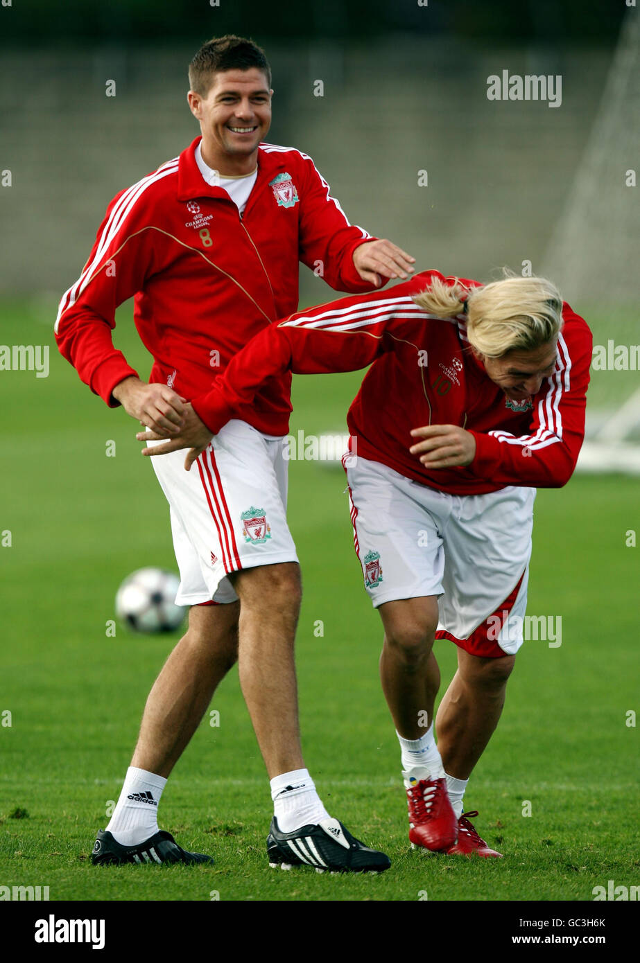 Soccer - UEFA Champions League - Group E - Liverpool v Debreceni VSC - Liverpool Training and Press Conference - Melwood Trai.... Liverpool's Steven Gerrard shares a joke with Andriy Voronin during a Training Session at Melwood Training Ground, Liverpool. Stock Photo