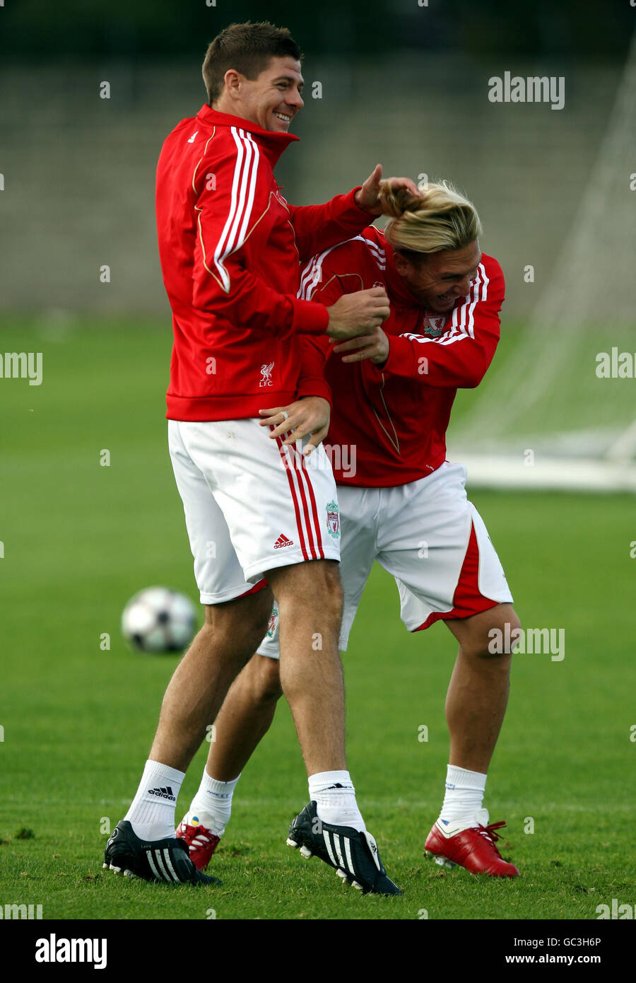 Soccer - UEFA Champions League - Group E - Liverpool v Debreceni VSC - Liverpool Training and Press Conference - Melwood Trai.... Liverpool's Steven Gerrard shares a joke with Andriy Voronin during a Training Session at Melwood Training Ground, Liverpool. Stock Photo