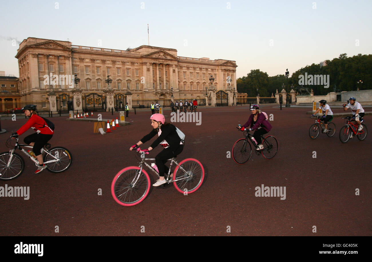 Prince's Trust Palace to Palace sponsored cycle ride Stock Photo Alamy