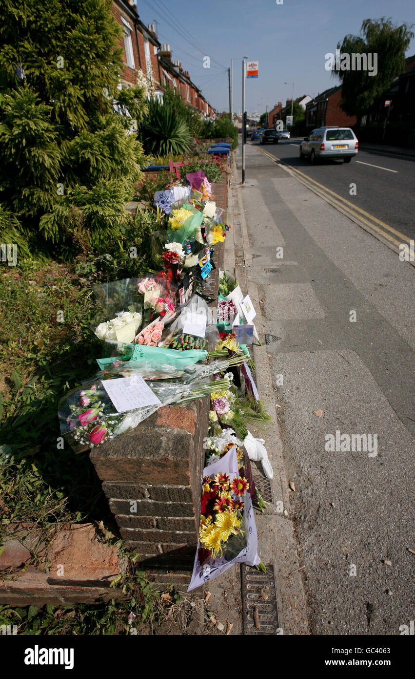 Car mounts pavement hires stock photography and images Alamy