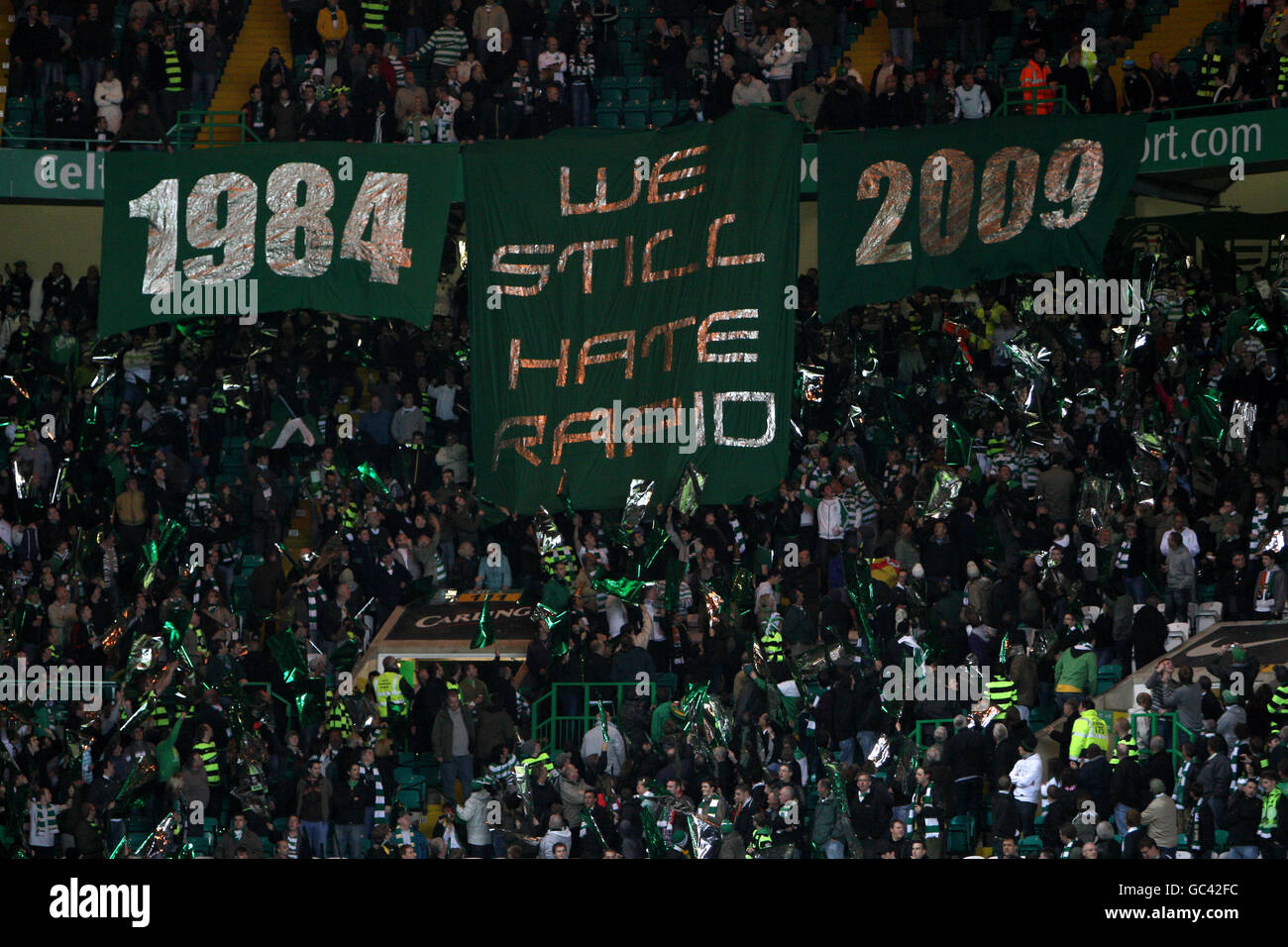 Celtic's fans unfurl banners which show their feelings towards SK Rapid Wien Stock Photo